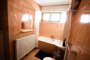 Split 3-Bedroom Apartment with City-View Balcony