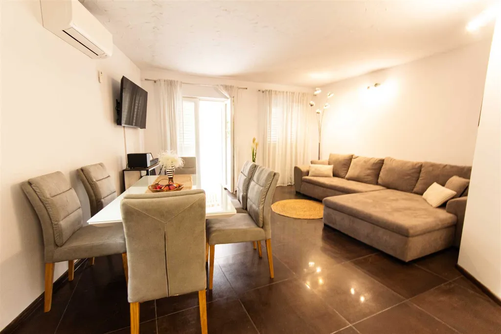 Split 3-Bedroom Apartment for Up to 4 Guests