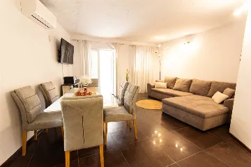 Split 3-Bedroom Apartment for Up to 4 Guests