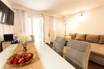 Split 3-Bedroom Apartment for Up to 4 Guests