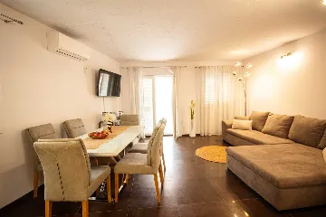 Split 3-Bedroom Apartment for Up to 4 Guests