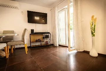Split 3-Bedroom Apartment for Up to 4 Guests