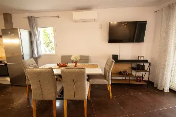 Split 3-Bedroom Apartment for Up to 4 Guests