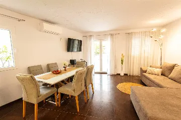 Split 3-Bedroom Apartment for Up to 4 Guests