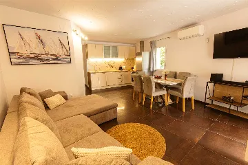 Split 3-Bedroom Apartment for Up to 4 Guests