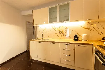 Split 3-Bedroom Apartment for Up to 4 Guests