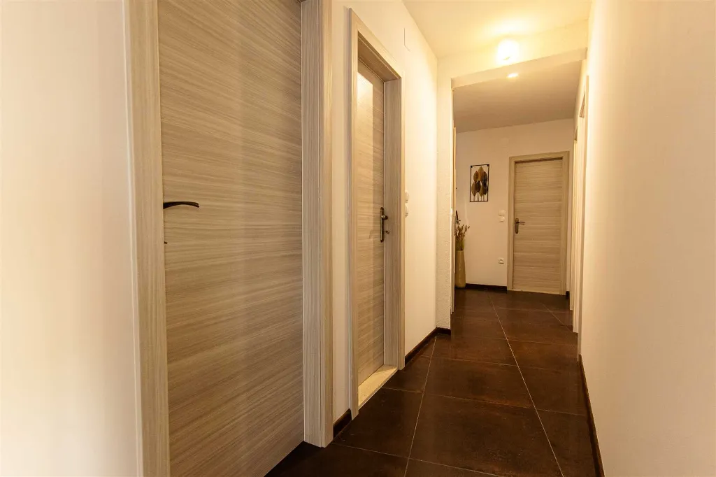 Split 3-Bedroom Apartment for Up to 4 Guests