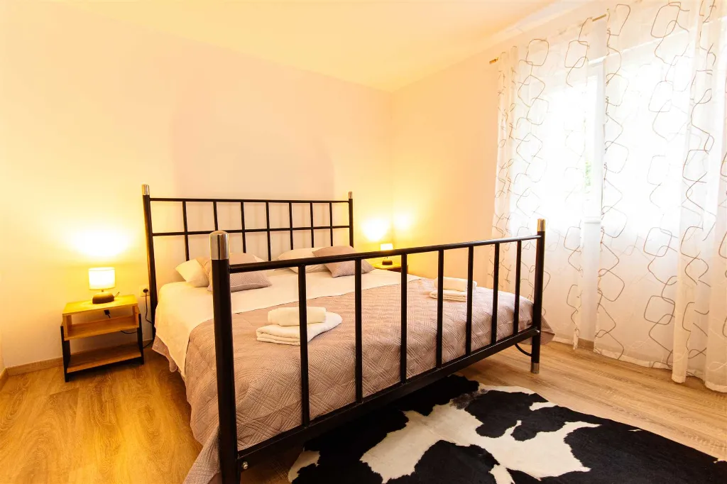 Split 3-Bedroom Apartment for Up to 4 Guests