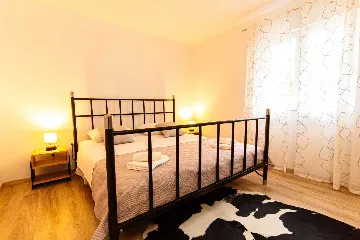 Split 3-Bedroom Apartment for Up to 4 Guests