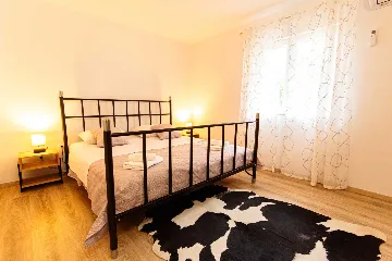 Split 3-Bedroom Apartment for Up to 4 Guests