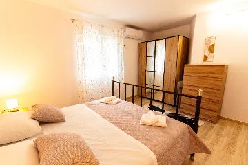 Split 3-Bedroom Apartment for Up to 4 Guests