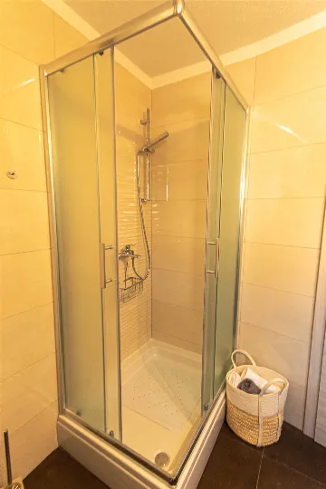 Split 3-Bedroom Apartment for Up to 4 Guests