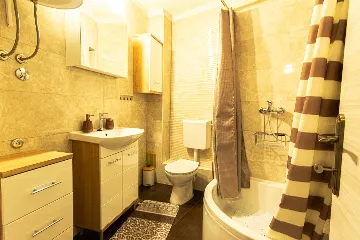 Split 3-Bedroom Apartment for Up to 4 Guests