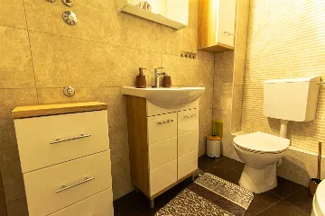 Split 3-Bedroom Apartment for Up to 4 Guests