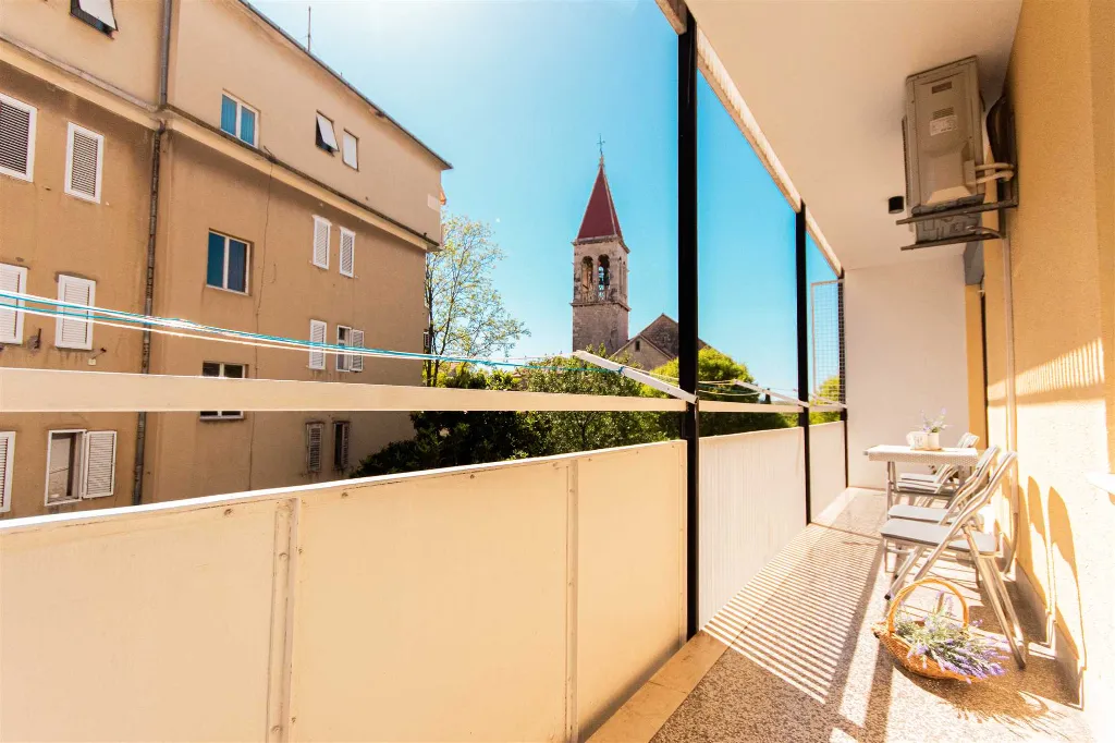 Split Apartment for Up to 5 with Balcony