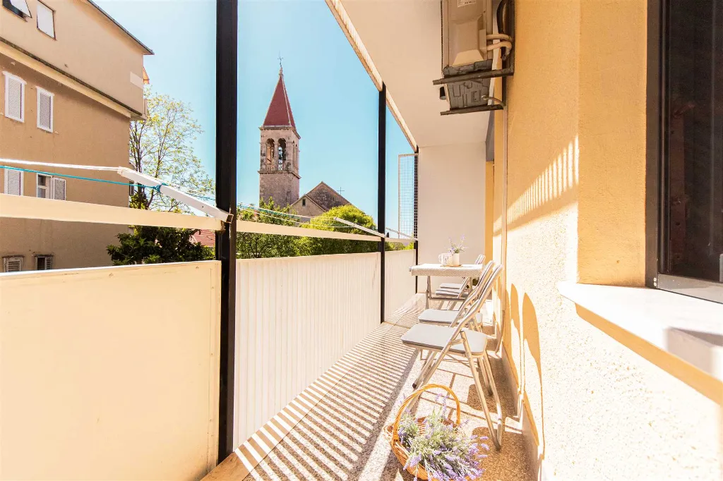 Split Apartment for Up to 5 with Balcony