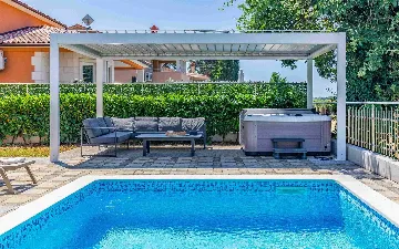 4-Bedroom Villa with Private Pool & Jacuzzi in Pula