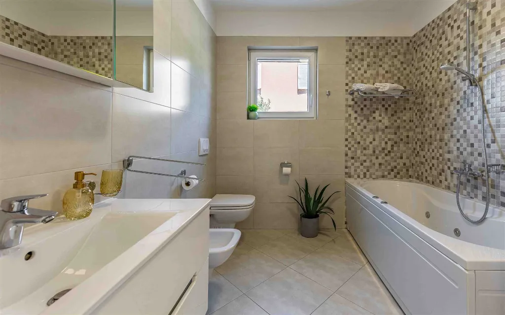 4-Bedroom Villa with Private Pool & Jacuzzi in Pula