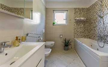 4-Bedroom Villa with Private Pool & Jacuzzi in Pula