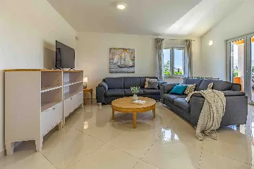 4-Bedroom Villa with Private Pool & Jacuzzi in Pula