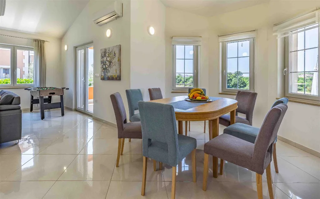 4-Bedroom Villa with Private Pool & Jacuzzi in Pula