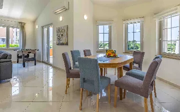 4-Bedroom Villa with Private Pool & Jacuzzi in Pula