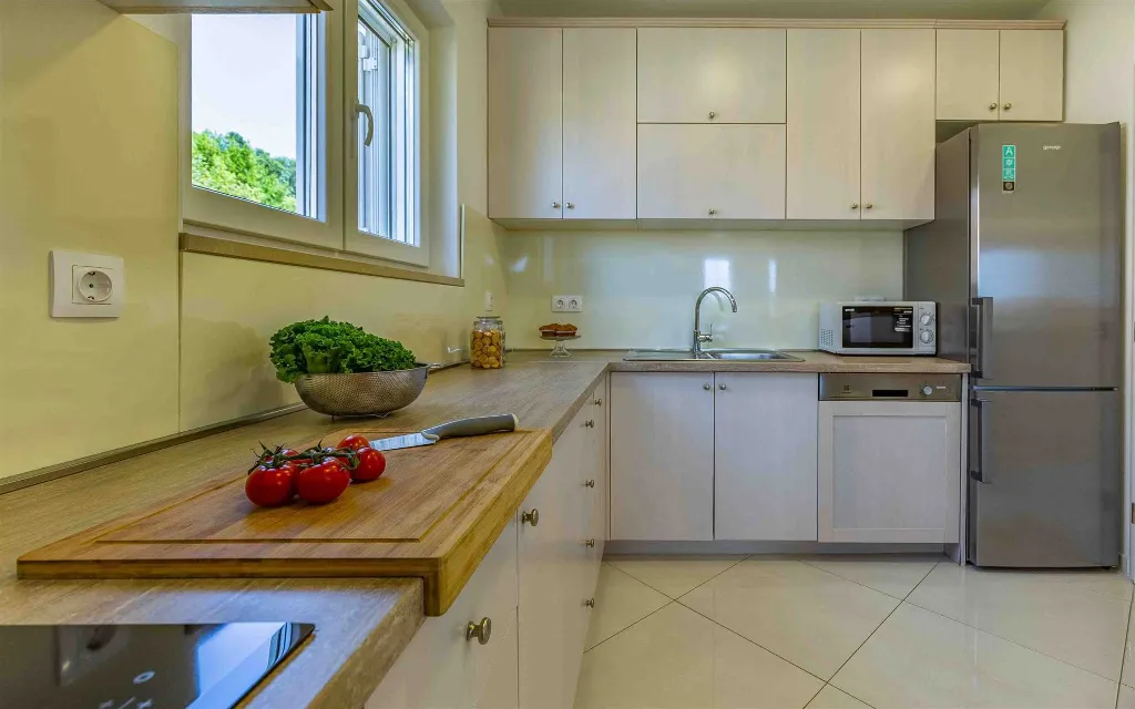 4-Bedroom Villa with Private Pool & Jacuzzi in Pula
