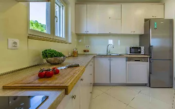 4-Bedroom Villa with Private Pool & Jacuzzi in Pula