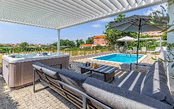 4-Bedroom Villa with Private Pool & Jacuzzi in Pula