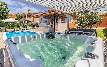 4-Bedroom Villa with Private Pool & Jacuzzi in Pula
