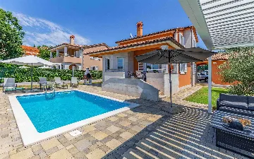 4-Bedroom Villa with Private Pool & Jacuzzi in Pula