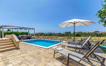 4-Bedroom Villa with Private Pool & Jacuzzi in Pula