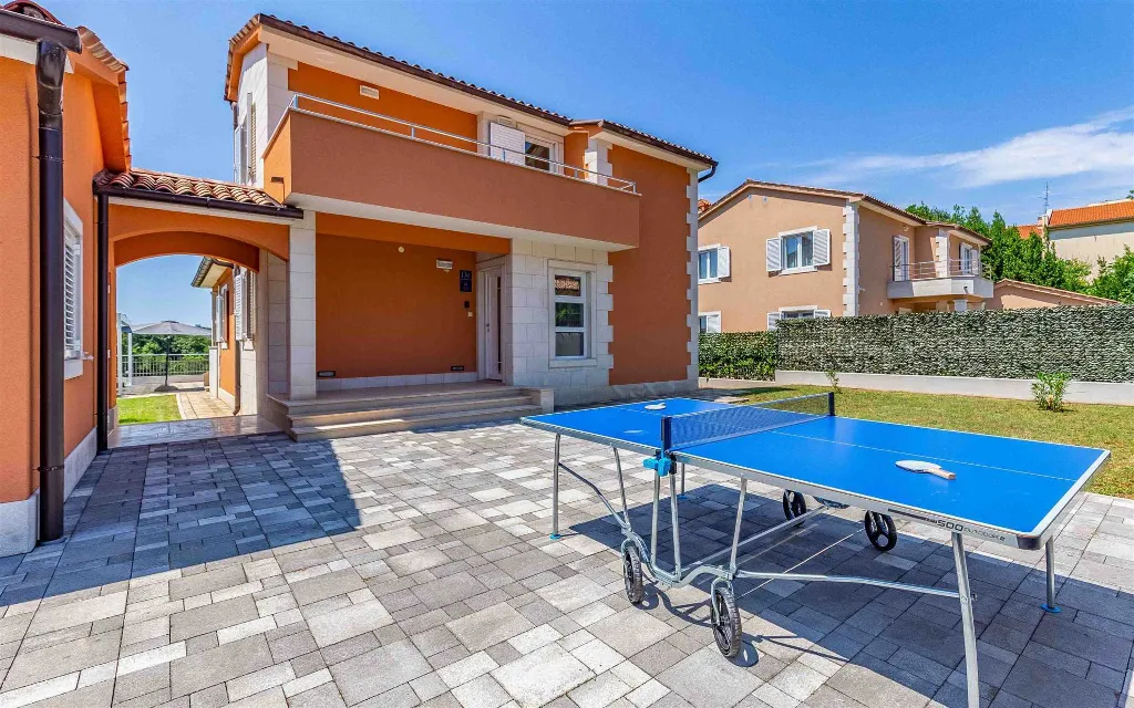 4-Bedroom Villa with Private Pool & Jacuzzi in Pula