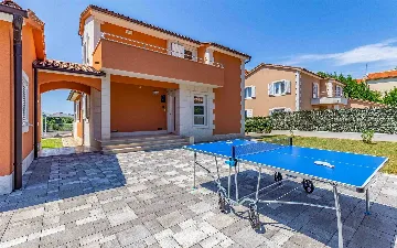 4-Bedroom Villa with Private Pool & Jacuzzi in Pula