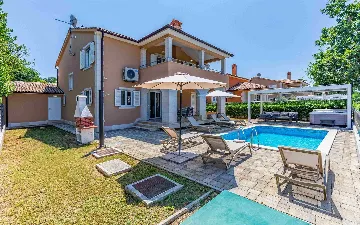 4-Bedroom Villa with Private Pool in Pula