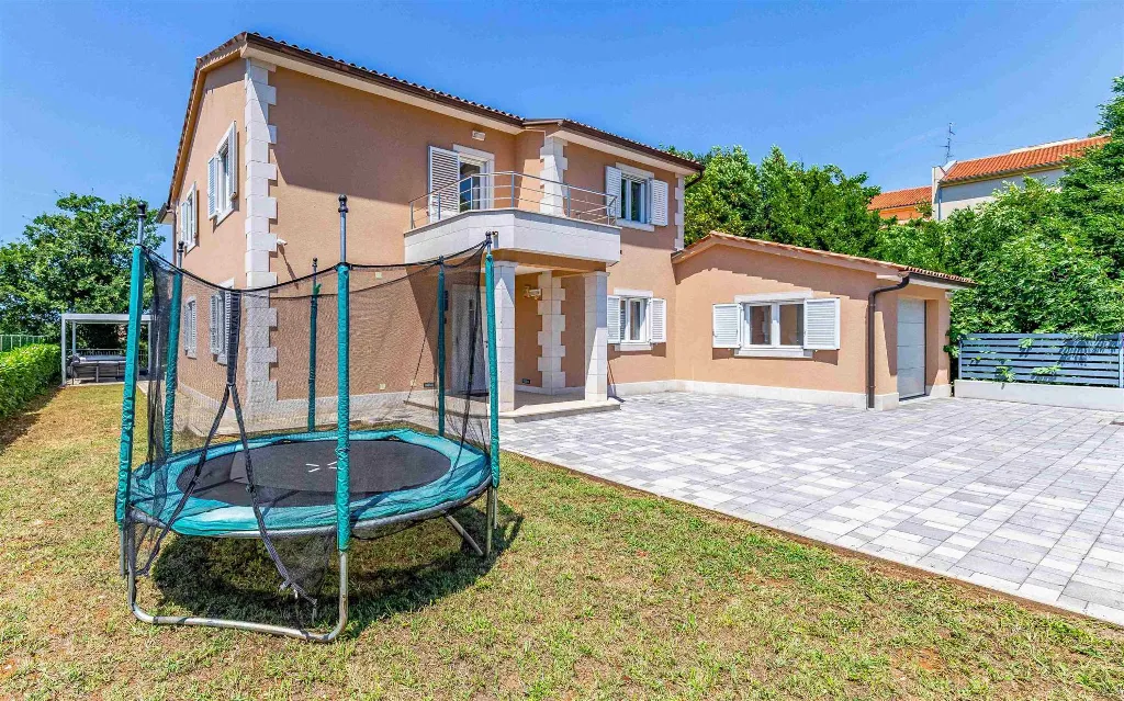 4-Bedroom Villa with Private Pool in Pula