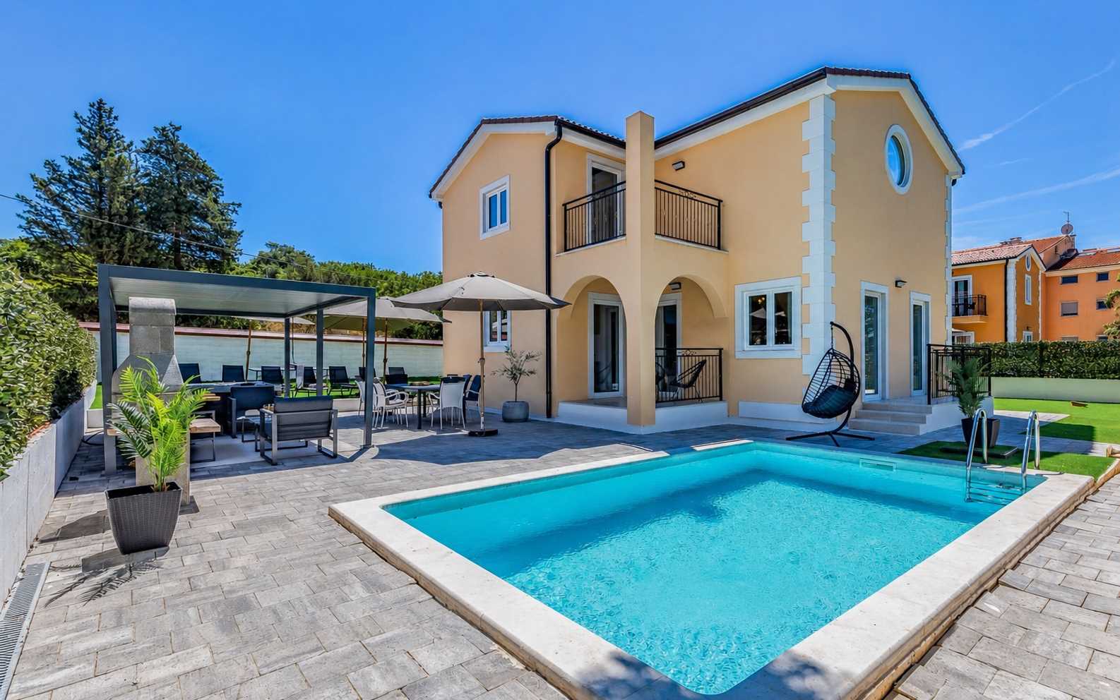 Four-Bedroom Villa Deluxe – East