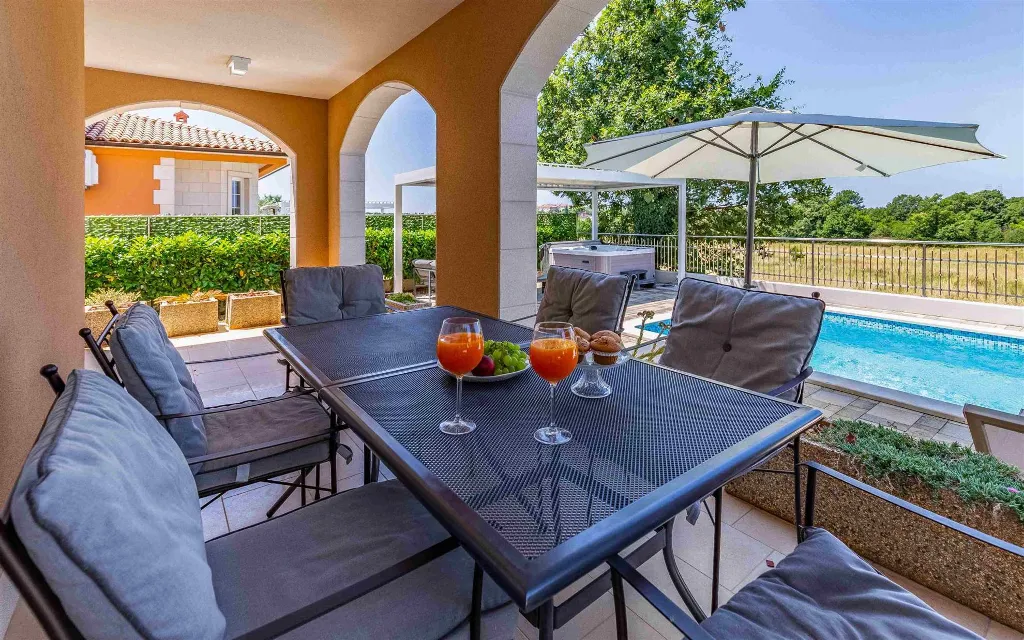 4-Bedroom Villa with Private Pool in Pula