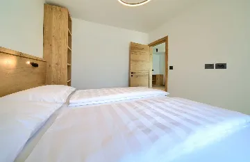 Deluxe Sea-View Suite Room in Cres for 2–4 Guests