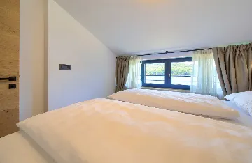 Deluxe Suite Room in Cres for Up to 3 Guests