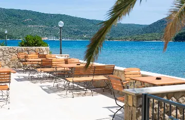 Deluxe Suite Room in Cres for Up to 3 Guests