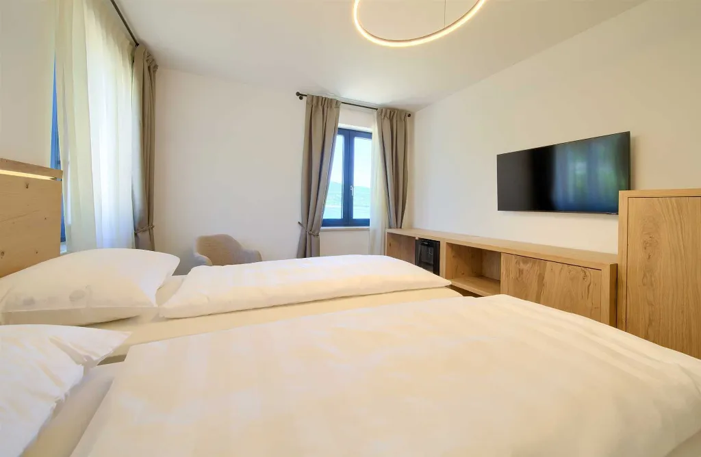 Room in Cres for 2 with Side Sea View