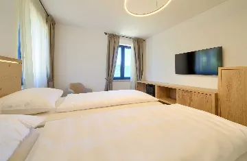 Room in Cres for 2 with Side Sea View