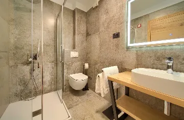 Room in Cres for 2 with Side Sea View