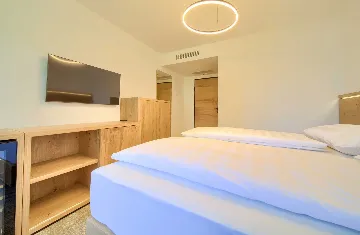 Room in Cres for 2 with Side Sea View