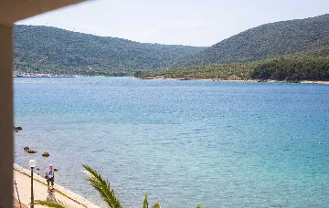 Room in Cres for 2 with Side Sea View