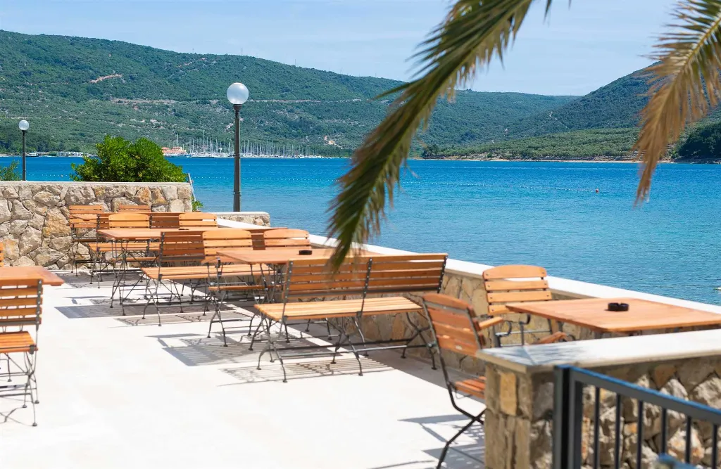 Room in Cres for 2 with Side Sea View