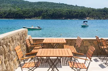 Room in Cres for 2 with Side Sea View