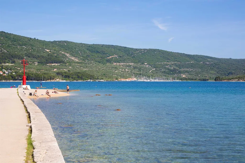 Room in Cres for 2 with Side Sea View