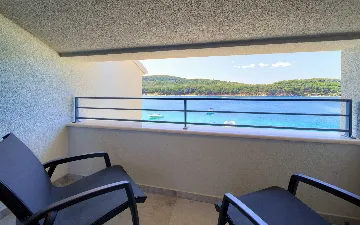 Room in Cres for 2 with Side Sea View